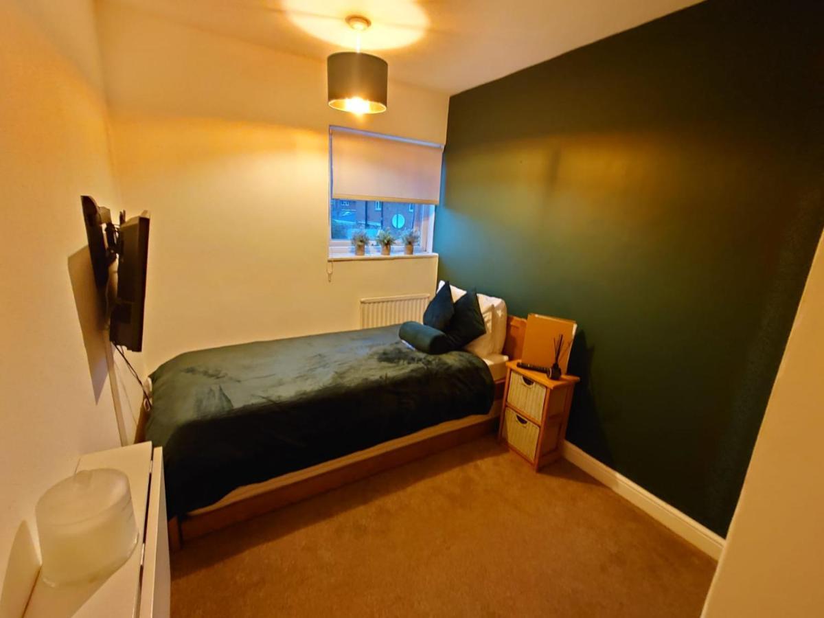 Lovely Rooms In A Quiet Place Of Woking Exterior photo
