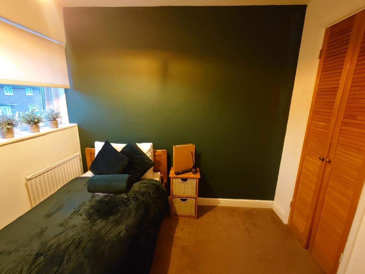 Lovely Rooms In A Quiet Place Of Woking Exterior photo