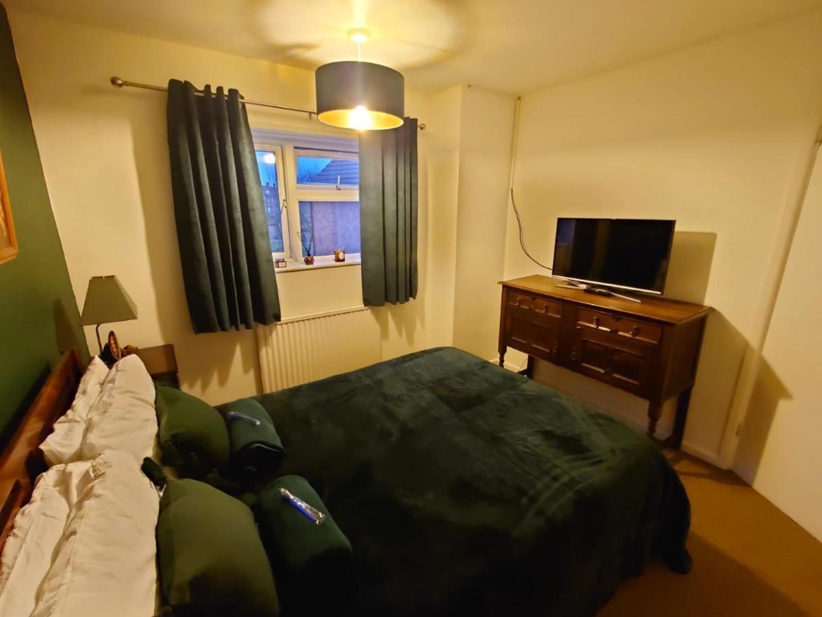 Lovely Rooms In A Quiet Place Of Woking Exterior photo