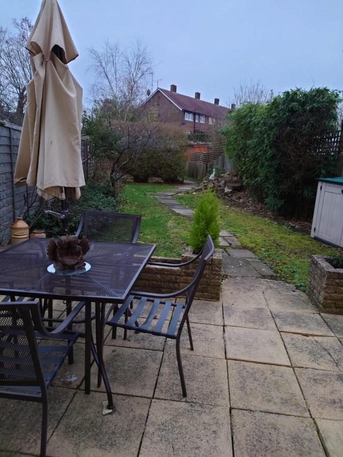 Lovely Rooms In A Quiet Place Of Woking Exterior photo