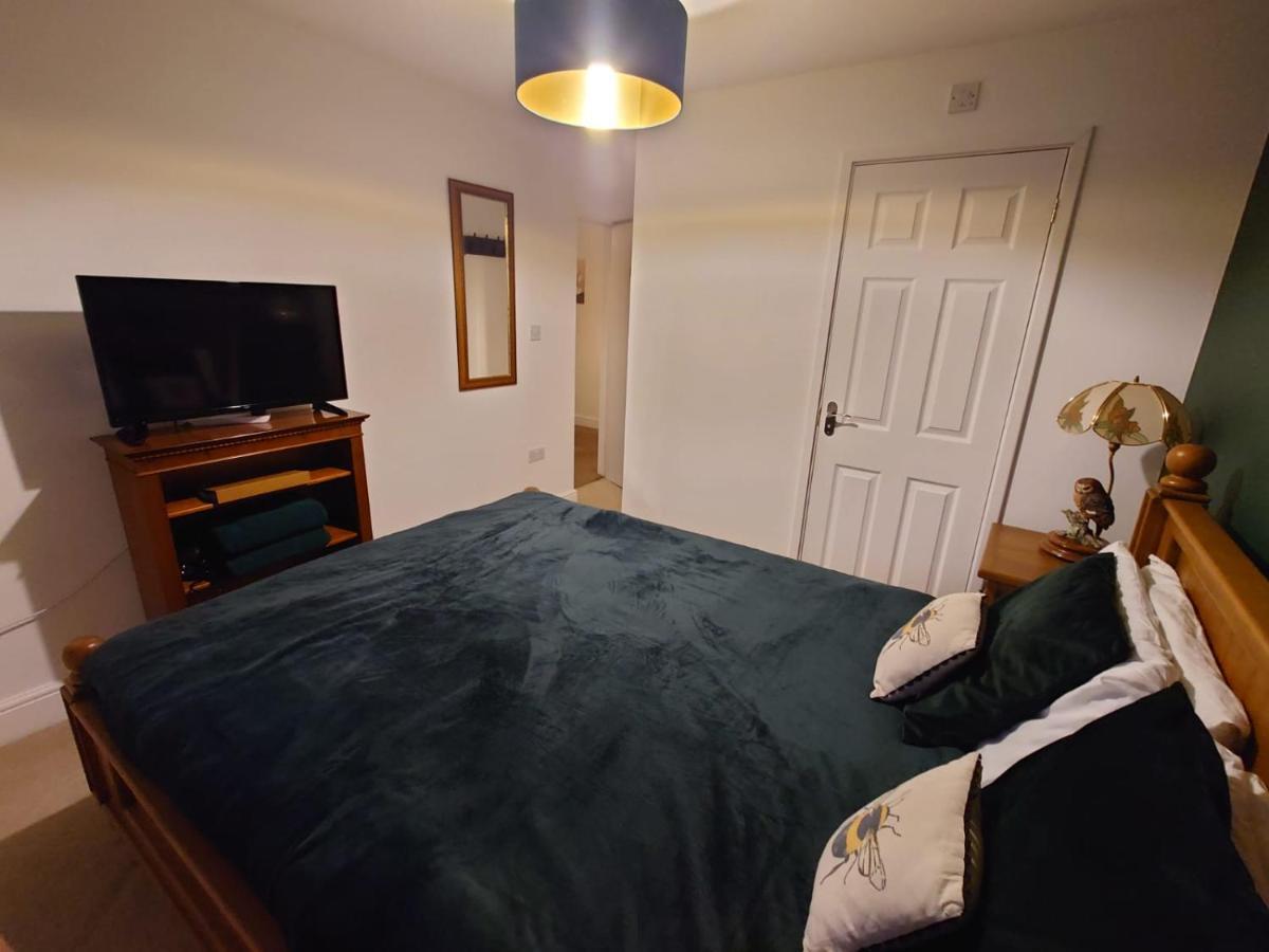 Lovely Rooms In A Quiet Place Of Woking Exterior photo