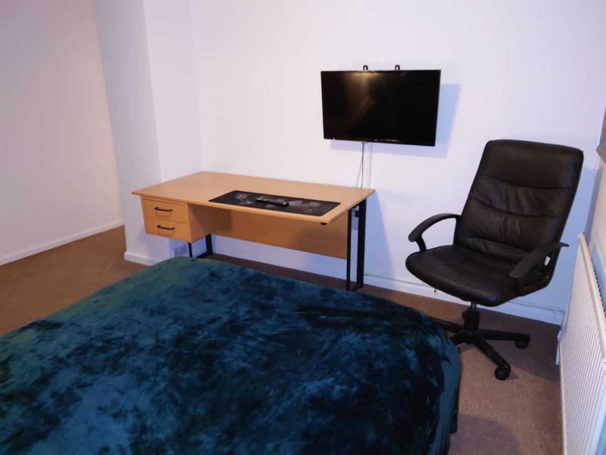 Lovely Rooms In A Quiet Place Of Woking Exterior photo