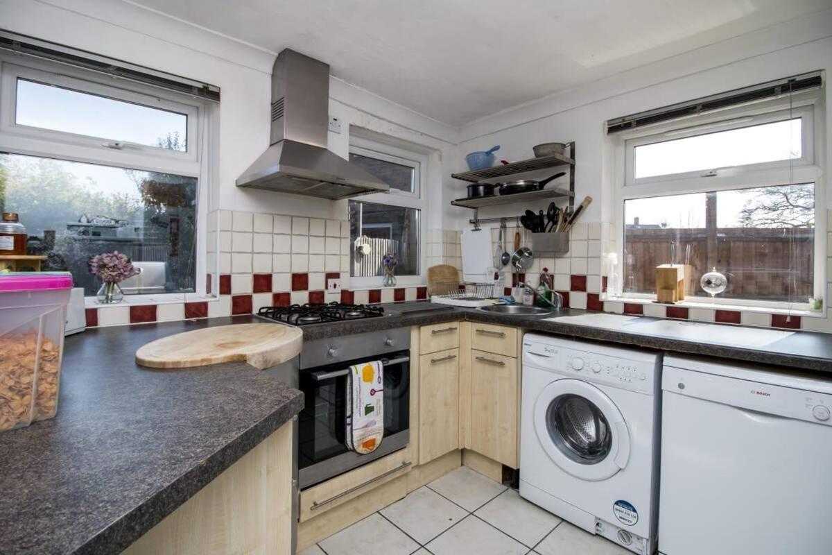 Lovely Rooms In A Quiet Place Of Woking Exterior photo